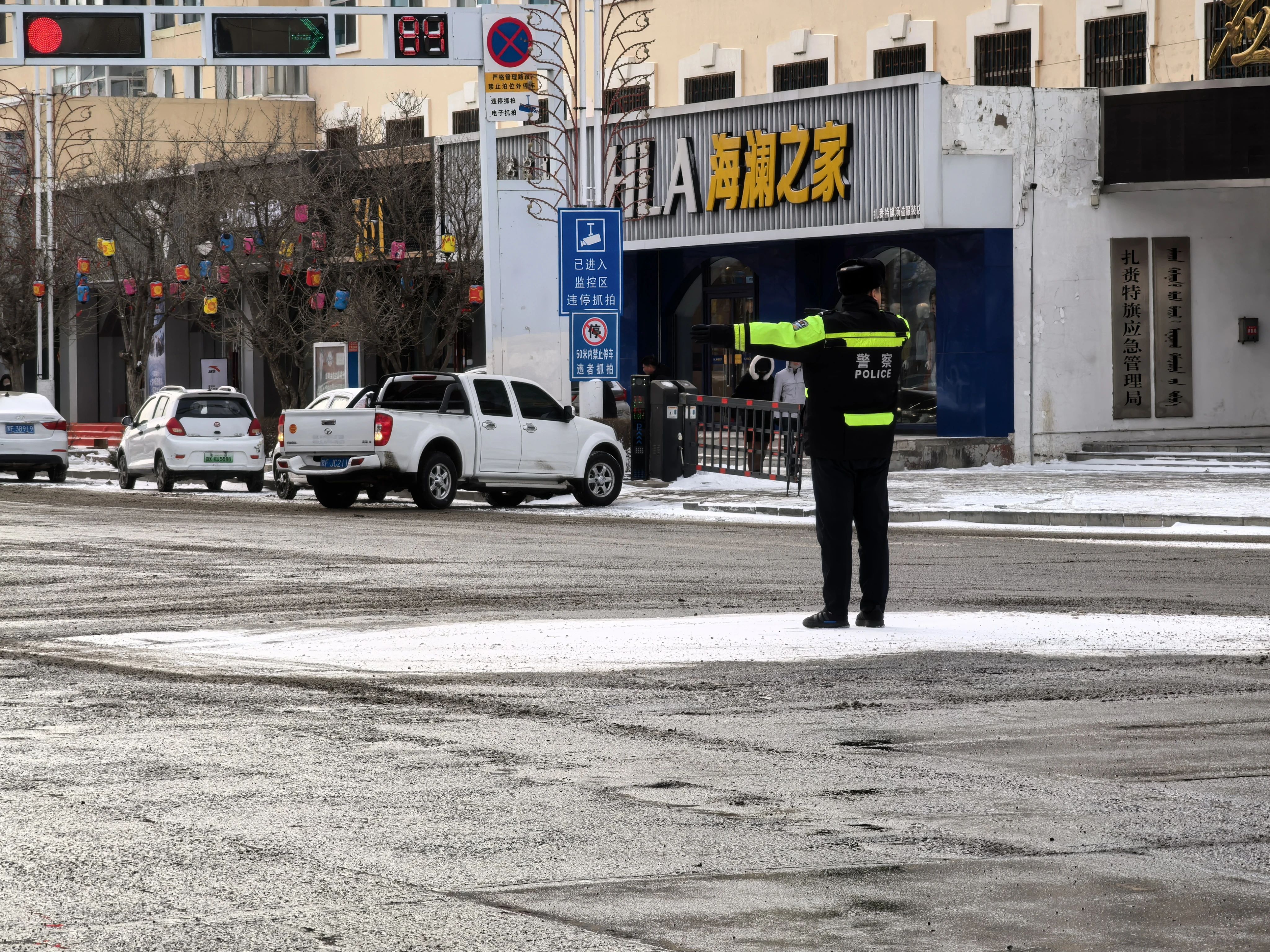 【安全生产 常抓不懈】扎赉特旗：迎战风雪返程高峰 交警坚守保畅通