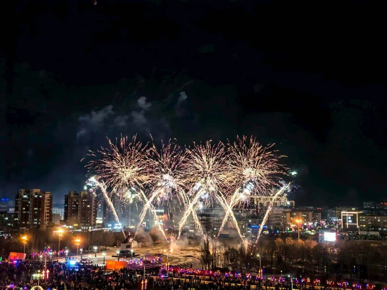 扎赉特旗2026年元宵节烟花秀燃情上演